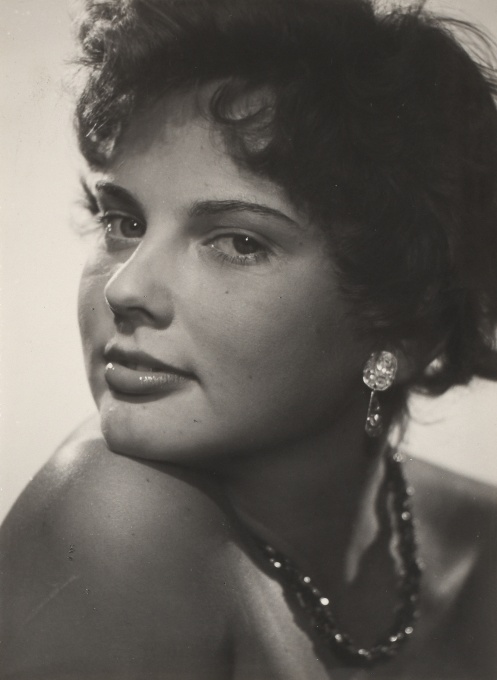 Žena s náušnicí