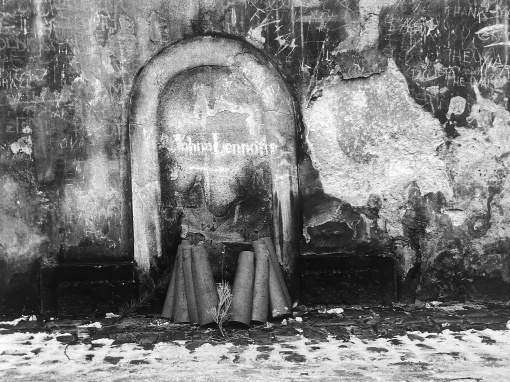 Založení Lennonovy zdi na Kampě