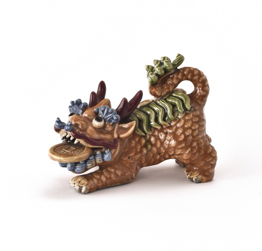 Lvíček foo s mincí štěstí v mordě