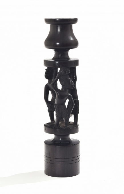 SVÍCEN S FIGURÁLNÍ ŘEZBOU