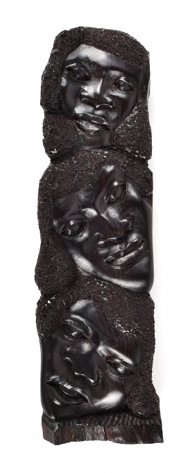 Reliéfní řezba tří masek