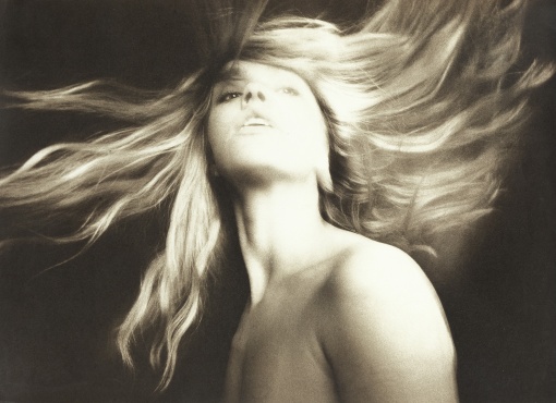 Dívka s rozevlátými vlasy