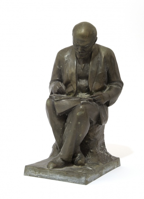 V. I. Lenin píšící poznámky