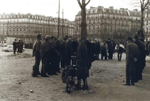 Hra pétanque na Place de la Nation