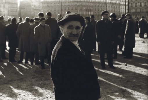 Hráč pétanque na Place de la Nation