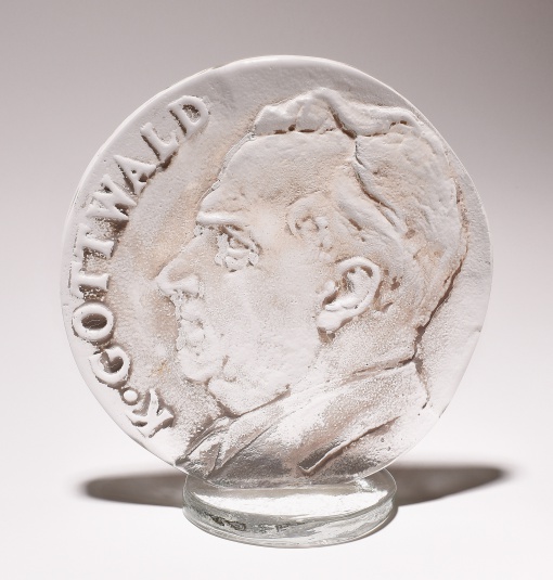 Skleněná plastika K. Gottwalda