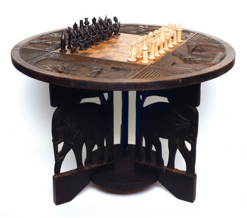 Stolek s šachovnicí, sada figurek