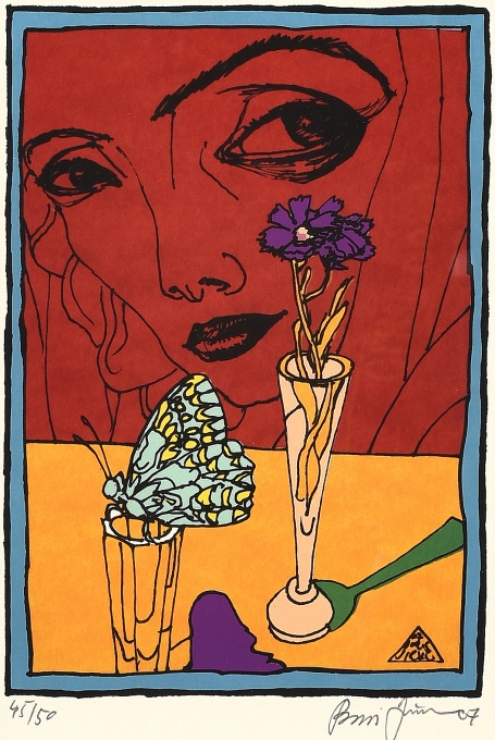 Žena pozorující motýla a květinu