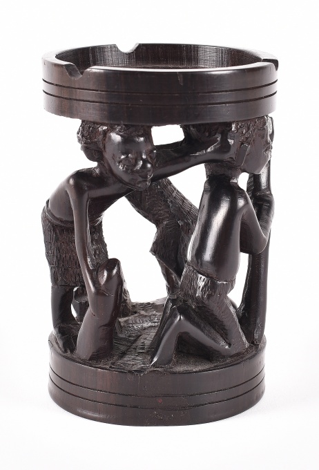 Popelník s figurálním motivem