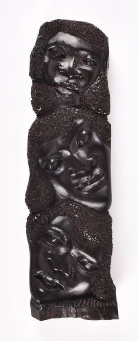 Reliéfní řezba tří masek