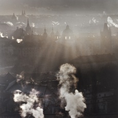 Praha, Rozzářený vodní "kouř"