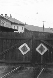 Z cyklu Mizející Praha, Vjezd do nádraží