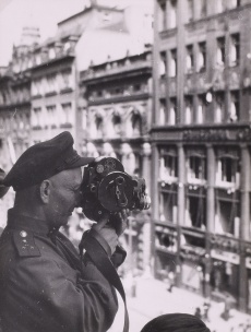 Sovětský důstojník filmuje na Václavském náměstí