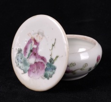 Porcelánové krmítko s víčkem pro ptáky