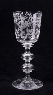 Neobarokní pohár s rytinou anděla