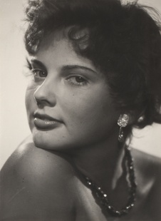 Žena s náušnicí