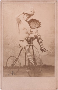 Akt s velocipedem