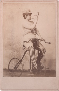 Akt s velocipedem