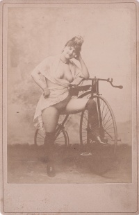 Akt s velocipedem