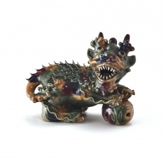 Lvíček foo s mincí štěstí v mordě