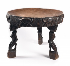 Stolička se třemi kariatydami