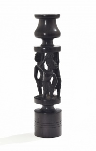 SVÍCEN S FIGURÁLNÍ ŘEZBOU