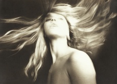 Dívka s rozevlátými vlasy