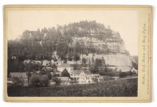 Kirche, Dorf, Ruine und Berg Oybin