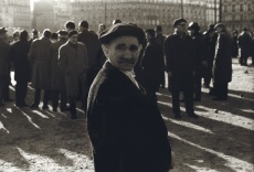 Hráč pétanque na Place de la Nation