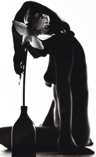 Dívka s květinou